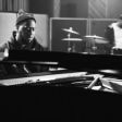 O pianista Robert Glasper homenageia Kobe Bryant em 'Be Corageous'